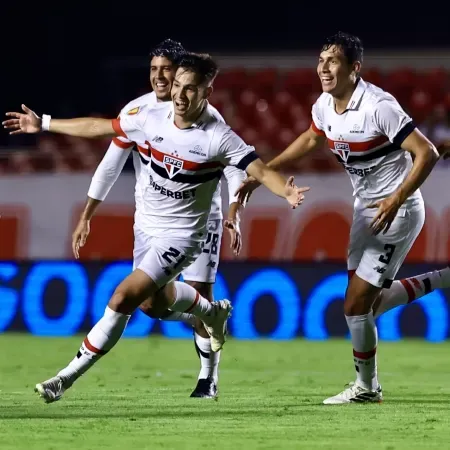 São Paulo Goleia água santa no estadual