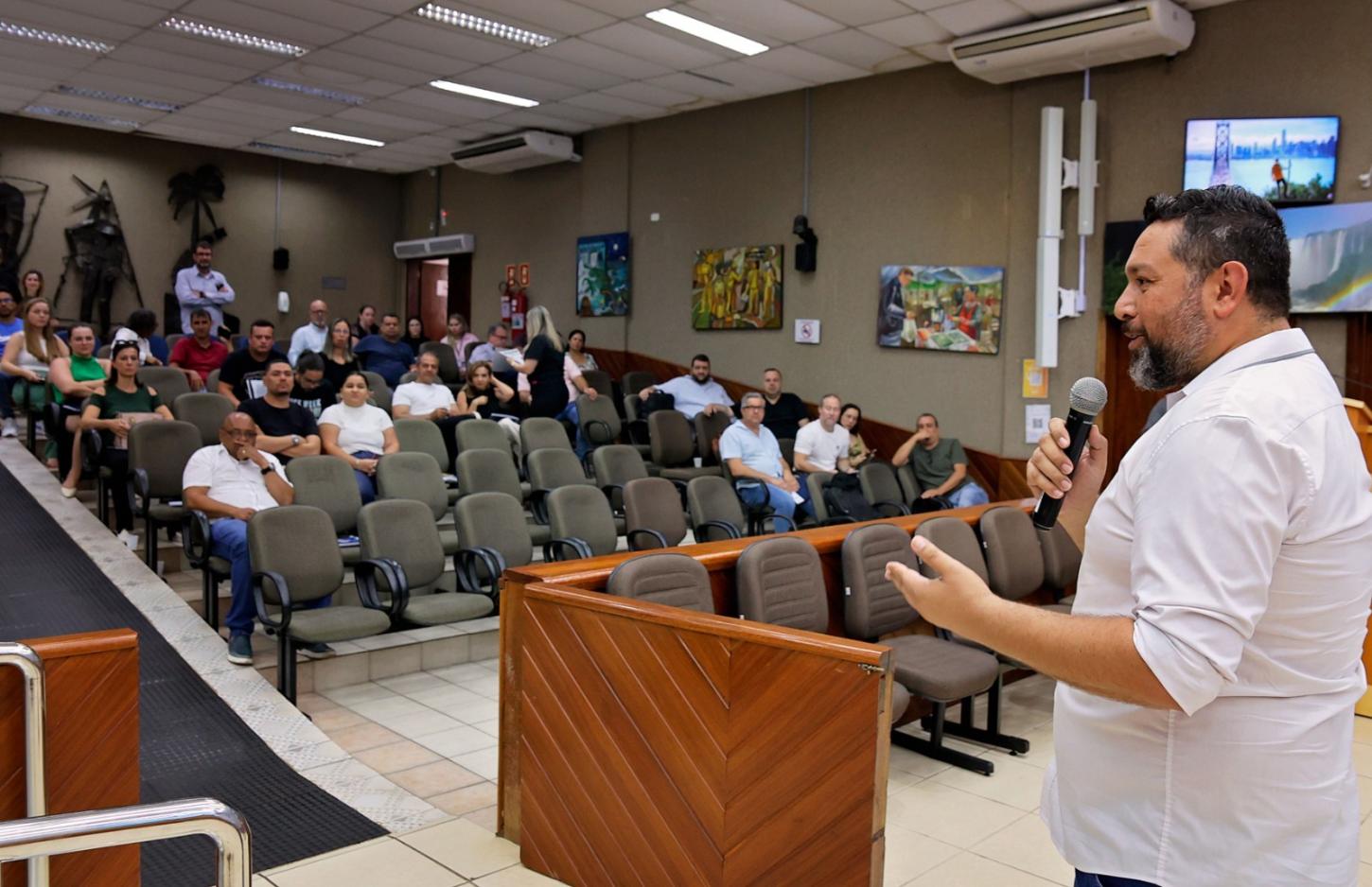 Especialistas do Senado Federal aplicam cursos na Câmara de Foz do Iguaçu