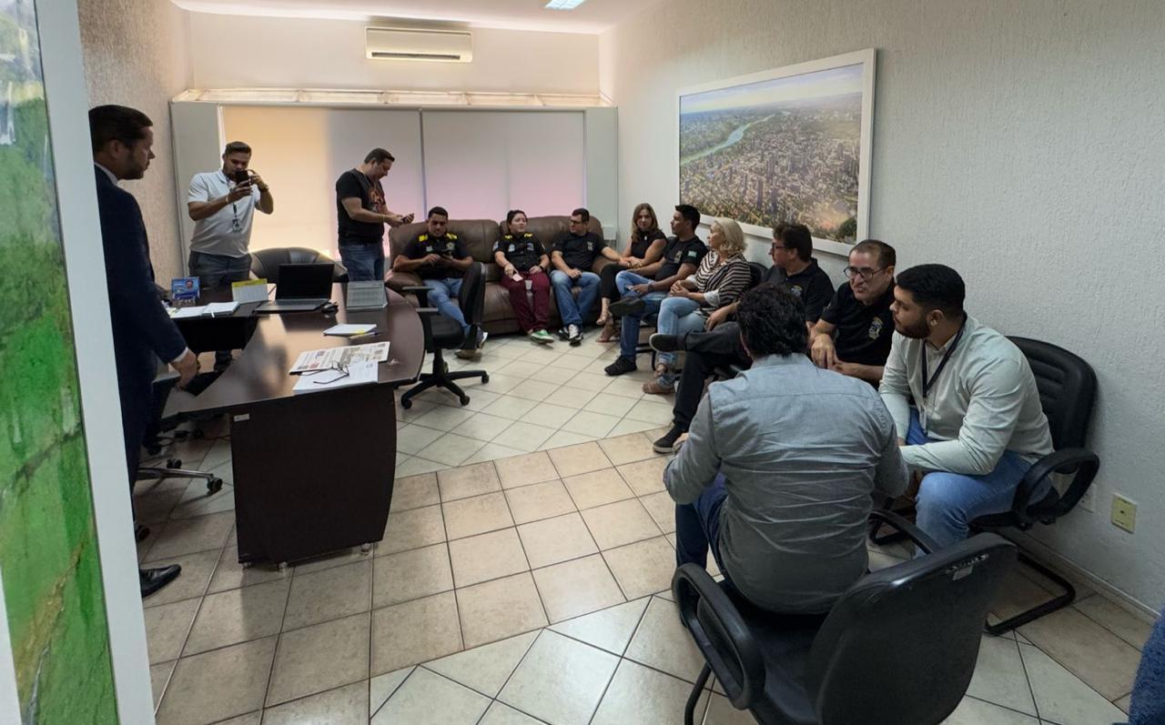 Conselheiros tutelares protestam em frente à Prefeitura de Foz do Iguaçu e se reúnem com vereadores