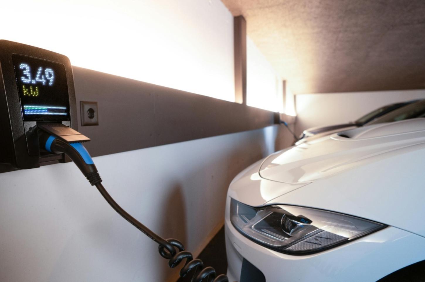 Câmara aprova ampliação de pontos de recarga para veículos elétricos em hotéis, supermercados e centros comerciais