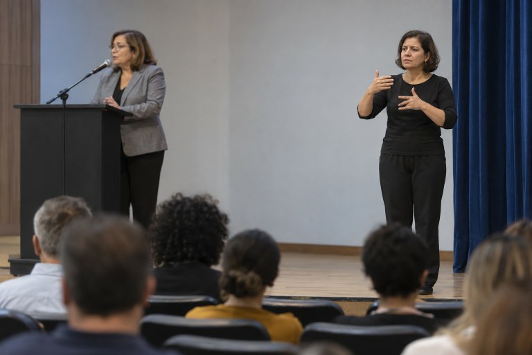 Projeto propõe melhorar acessibilidade em eventos com intérprete de Libras em Foz