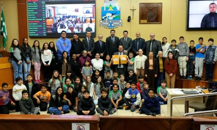 Alunos da Escola Cora Coralina conhecem o plenário e as atividades desenvolvidas pela Câmara