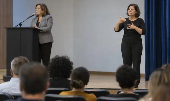 Projeto propõe melhorar acessibilidade em eventos com intérprete de Libras em Foz